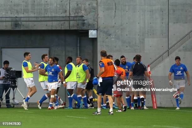 Italian players celebate their first try by Tommaso Benvenuti during the rugby international match between Japan and Italy at Noevir Stadium Kobe on...