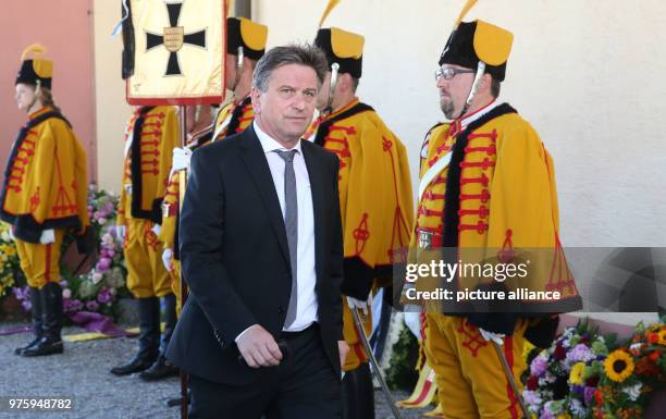 May 2018, Germany, Altshausen: Guardsmen standing in the Schlosspark. Photo: Thomas Warnack/dpa