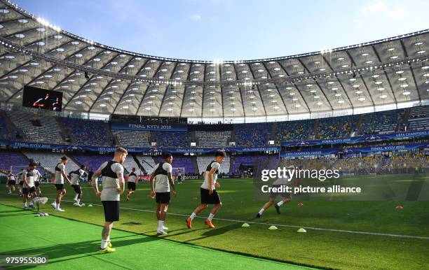 May 2018, Ukraine, Kiev: Football, Liverpool FC training: Liverpool players warming up during training at the Olimpiyskiy National Sports Complex....