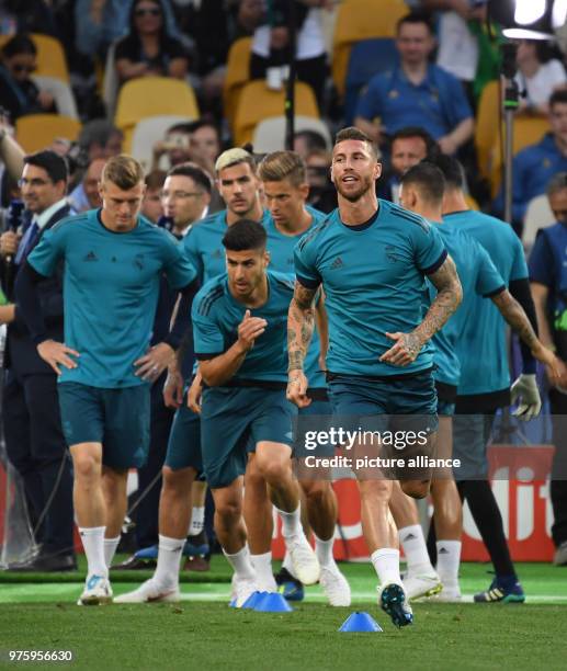 May 2018, Ukraine, Kiev: Football, FC Real Madrid training: Sergio Ramos warming up during training at the Olimpiyskiy National Sports Complex. Real...