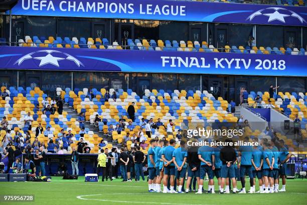 May 2018, Ukraine, Kiev: Football, Real Madrid training: The team standing together during training at the Olimpiyskiy National Sports Complex. Real...