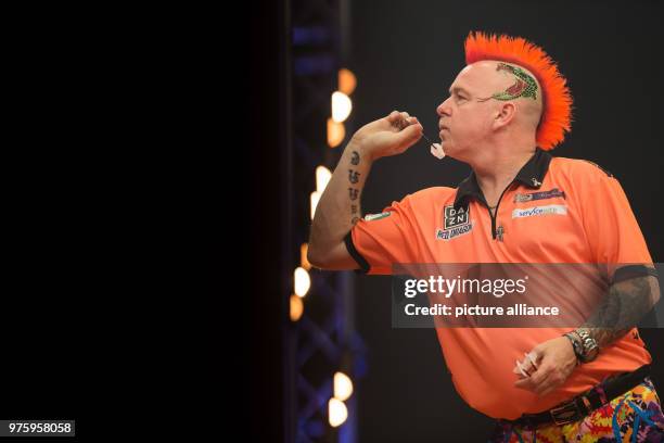May 2018, Germany, Gelsenkirchen: Scottish darts player and last year's champion Peter Wright in action at the German Darts Masters 2018 of the PDC...