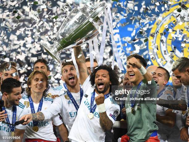 May 2018, Ukraine, Kiev: Soccer, Champions League final, Real Madrid vs FC Liverpool at the Olimpiyskiy National Sports Complex. Real's Marcelo holds...