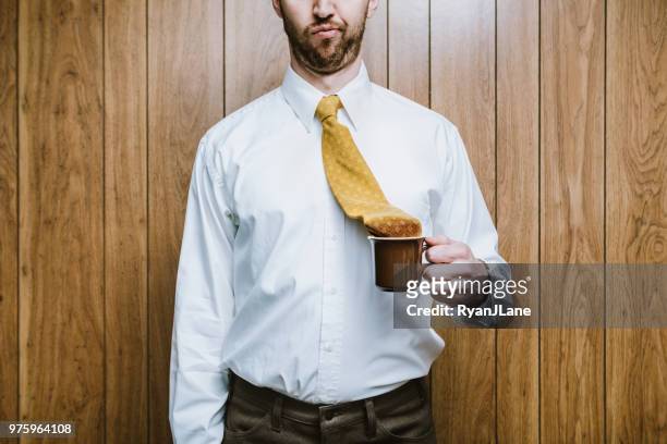 office worker unfall mit krawatte eingetaucht in kaffee-haferl - funny clothes stock-fotos und bilder