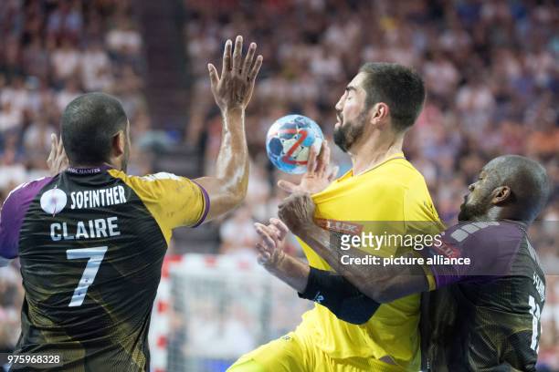 May 2018, Germany, Cologne: Handball, Champions League, HBC Nantes vs Paris St. Germain, semi-finals at the Lanxess Arena. Nantes' Rock Feliho and...