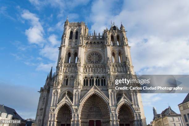 main facade of the cathedral of amiens, france - amiens stock-fotos und bilder