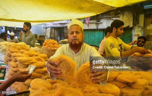 street vendors selling vermicelli - david talukdar stockfoto's en -beelden