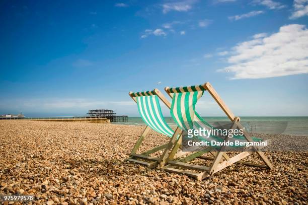 deck chairs on shingle beach, brighton, uk - east sussex imagens e fotografias de stock