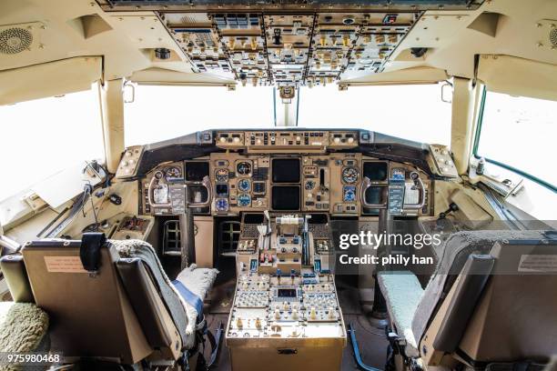 boeing757 cockpit - auto cockpit stock pictures, royalty-free photos & images