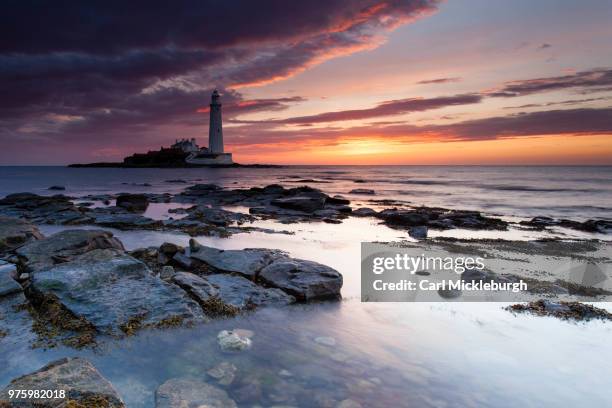 lighthouse on island at dawn, whitley bay, england, uk - tyne and wear stock-fotos und bilder