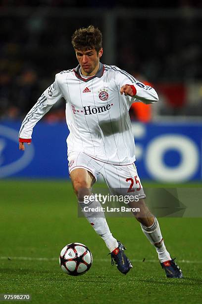 Thomas Mueller of Muenchen runs with the ball during the UEFA Champions League round of sixteen, second leg match between AFC Fiorentina and FC...