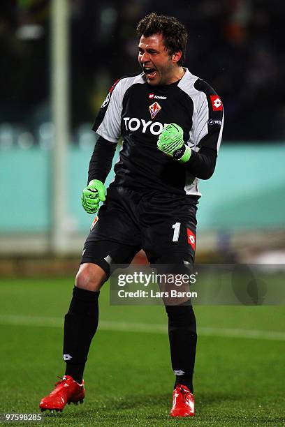 Goalkeeper Sebastien Frey celebrates during the UEFA Champions League round of sixteen, second leg match between AFC Fiorentina and FC Bayern...