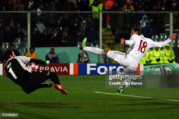 Goalkeeper Sebastien Frey of Florence saves a shoot of Miroslav Klose of Muenchen during the UEFA Champions League round of sixteen, second leg match...