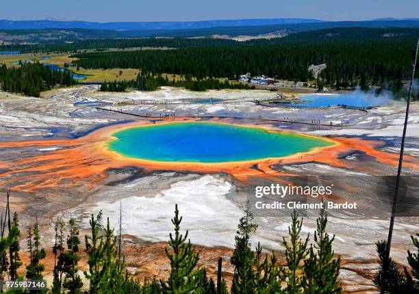 colorful hot spring, yellowstone national park, wyoming, usa - midway geyser basin stock-fotos und bilder