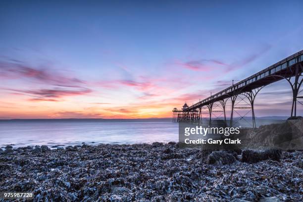 sunset over clevedon pier, england, uk - clevedon pier stockfoto's en -beelden