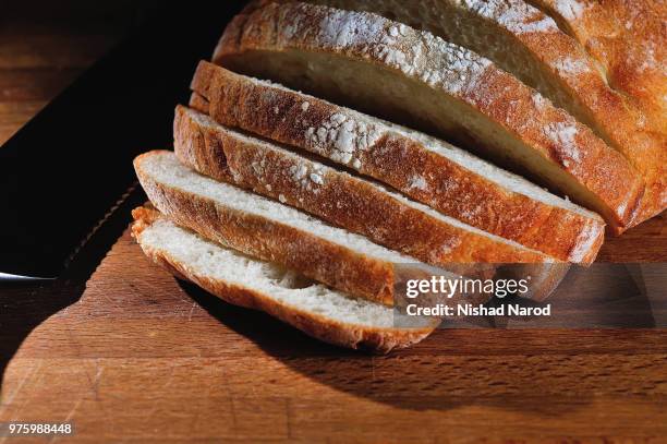 bread and knife - bread knife stock-fotos und bilder