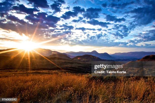 the light is coming - korte imagens e fotografias de stock