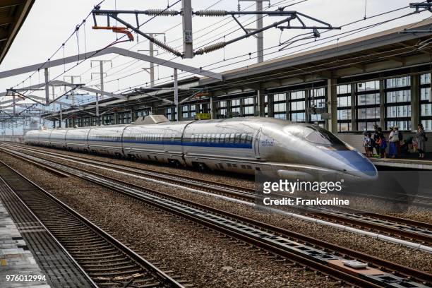 shinkansen bullet train in japan - himeji stockfoto's en -beelden
