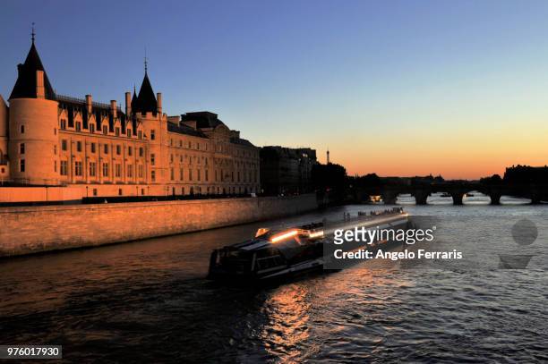 bateau-mouche du sein @ conciergerie, paris - mouche stockfoto's en -beelden