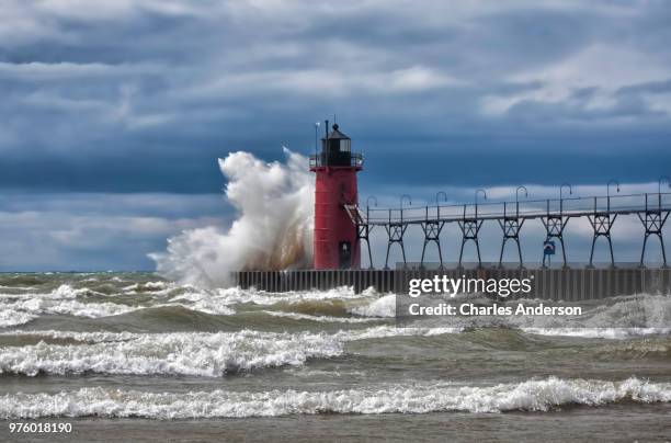 waves crashing at south haven light, south haven, michigan, usa - michiganmeer stockfoto's en -beelden