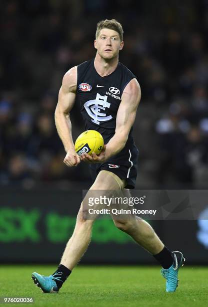 Sam Rowe of the Blues handballs during the round 13 AFL match between the Carlton Blues and the Fremantle Dockers at Etihad Stadium on June 16, 2018...