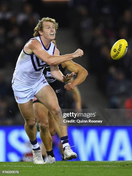 David Mundy of the Dockers handballs during the round 13 AFL match between the Carlton Blues and the Fremantle Dockers at Etihad Stadium on June 16,...