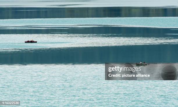 May 2018, Germany, Walchensee: A pedalo and a rowing boat on Walchensee . Photo: Peter Kneffel/dpa