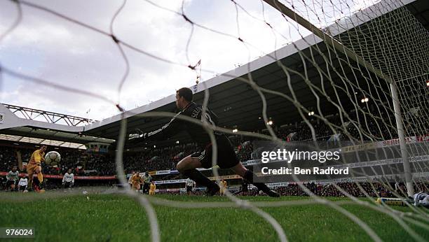 Ian Harte of Leeds United scores from the penalty spot during the FA Carling Premiership match between Tottenham Hotspur and Leeds United at White...