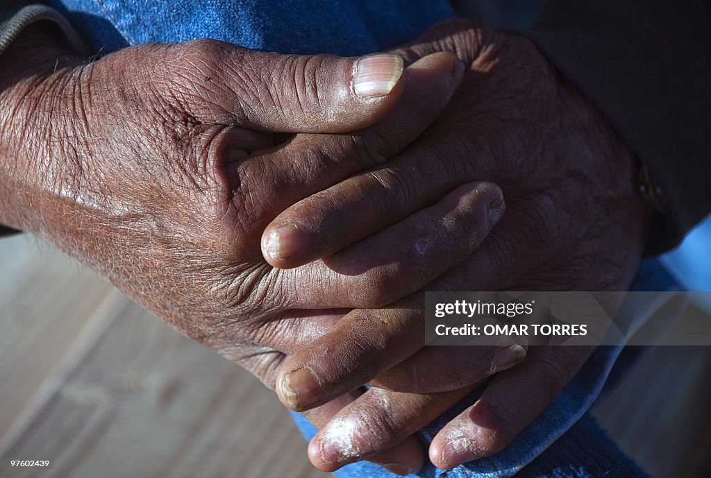 The hands of Pachico Mayoral, a fisherma