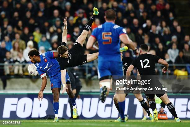 Benjamin Fall of France tackles Beauden Barrett of the All Blacks in the air resulting in a red card from Referee Angus Gardner during the...