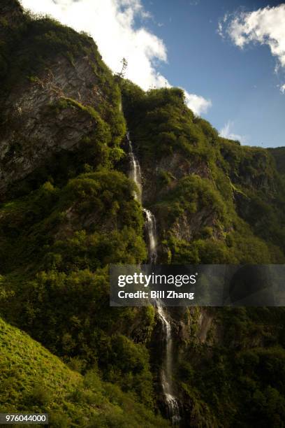 majestic mountain waterfall, valdez, alaska, usa - valdez - fotografias e filmes do acervo