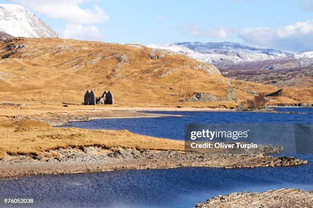 calda house ruins and loch assynt, sutherland, scotland, uk - loch assynt stockfoto's en -beelden