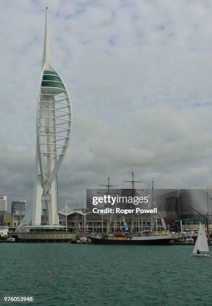 new and old - torre spinnaker foto e immagini stock