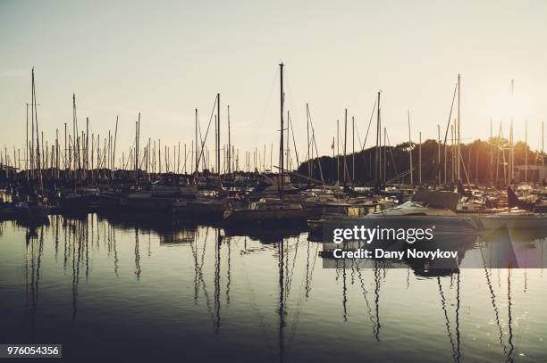 marina at sunset, toronto, ontario, canada - lake ontario stock pictures, royalty-free photos & images