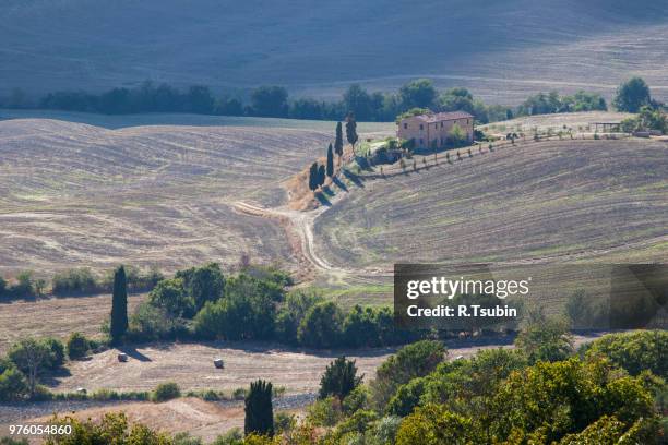tuscany autumn landscape in the early morning - agriturismo stock-fotos und bilder