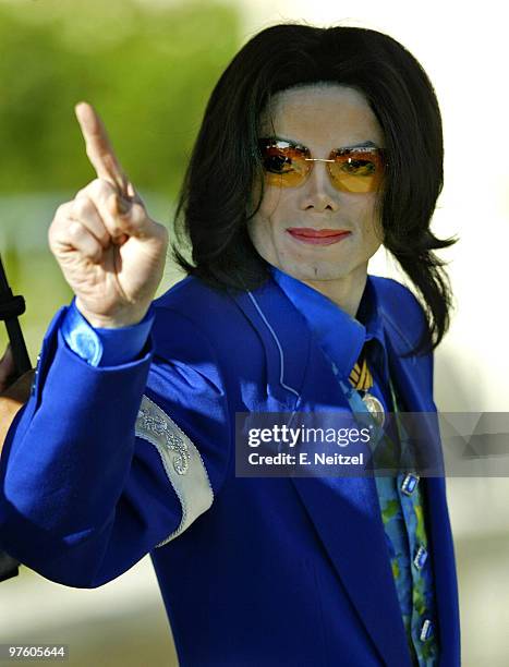 Pop star Michael Jackson gestures to his supporters while he enters the Santa Barbara Superior Court in Santa Maria, Californial for the 13th day of...