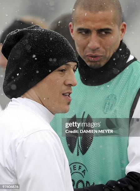 Juventus midfielder Mauro Camoranesi chats with French forward David Trezeguet during a training session on the eve of their UEFA Europa League...