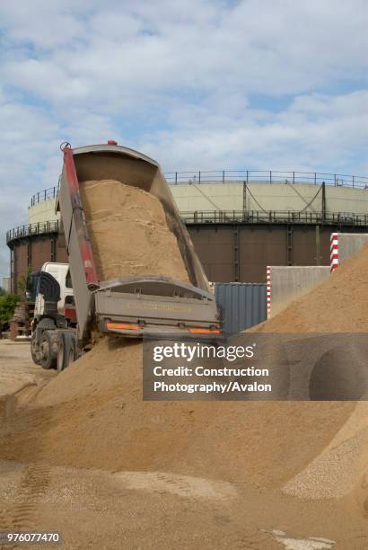 Unloading Semis Unloading Semi Truck Photos and Premium High Res Pictures - Getty Images
