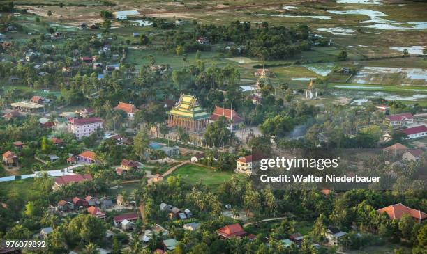 ton le sap area, tempel von oben - von oben stock pictures, royalty-free photos & images