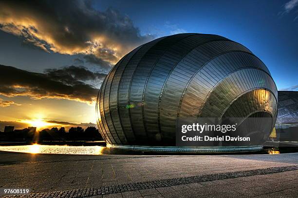glasgow imax sunset - glasgow schotland stockfoto's en -beelden