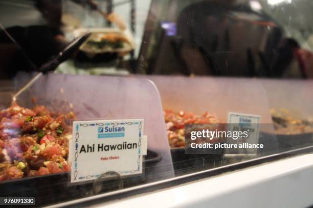 May 2018, US, Hawaii, Hilo: The fish salad «Ahi Hawaiian Poké» is offered for sale at Suisan Fish Market. Poké mainly consists of raw fish, shoyu soy...