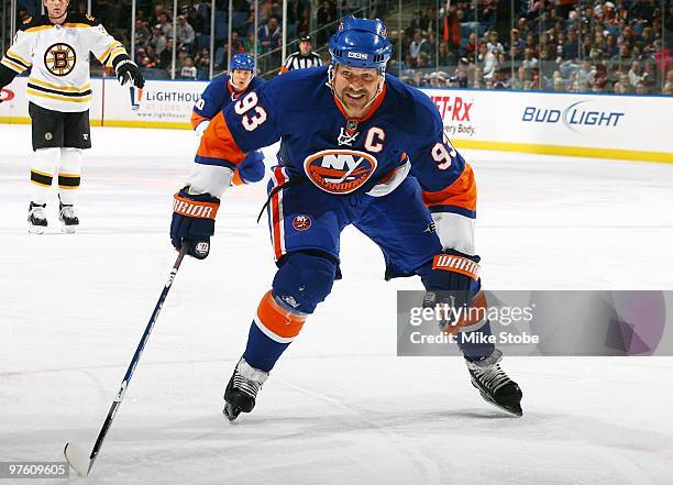 Doug Weight of the New York Islanders skates against the Boston Bruins on February 6, 2010 at Nassau Coliseum in Uniondale, New York. Bruins defeated...