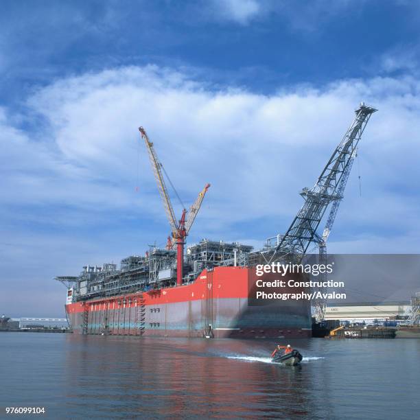 Shell Tankage Shell Oil Tanker Fotografías e imágenes de stock - Getty Images