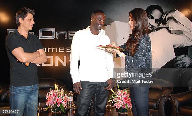 Bollywood stars Shah Rukh Khan , Kareena Kapoor and singer Akon at a news conference for their forthcoming movie "Ra.One" in Mumbai March 9, 2010.