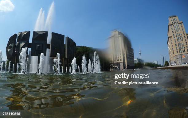 May 2018, Berlin, Germany: Blue sky frames the fountain at Strausberger Square. . Photo: Paul Zinken/dpa