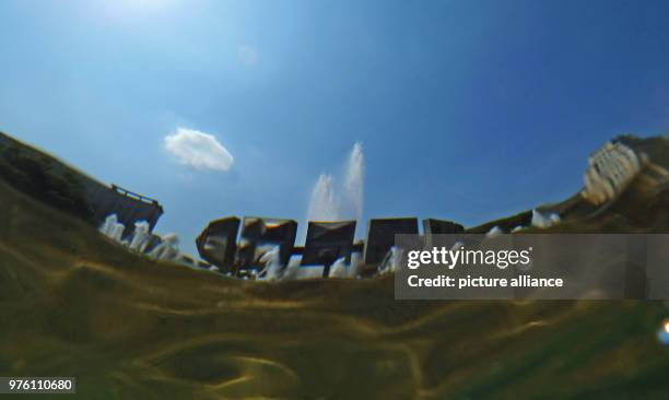 May 2018, Berlin, Germany: Blue sky frames the fountain at Strausberger Square. . Photo: Paul Zinken/dpa