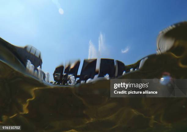 May 2018, Berlin, Germany: Blue sky frames the fountain at Strausberger Square. . Photo: Paul Zinken/dpa