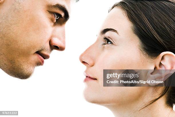 couple face to face, close-up - head shot close looking stockfoto's en -beelden