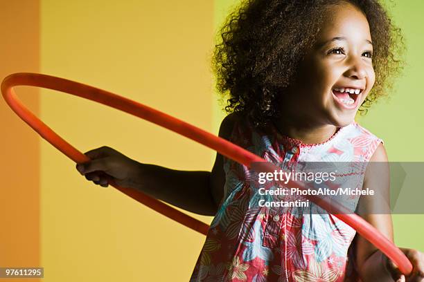 girl playing with plastic hoop - jogar ao arco imagens e fotografias de stock