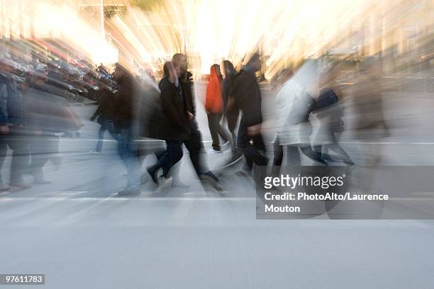 pedestrians crossing street, blurred - mitziehen stock-fotos und bilder